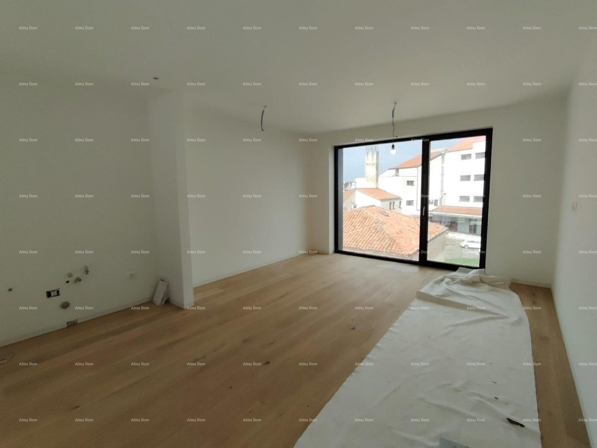 Prodaja stanova u stambeno-poslovnoj zgradi sa pogledom na more, centar Umaga! / S9a 15