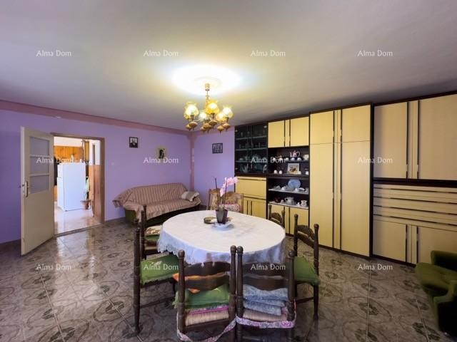 We are selling a large detached house with a spacious yard! 10