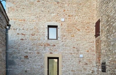 POREČ, Ristrutturata casa in pietra con vista mare