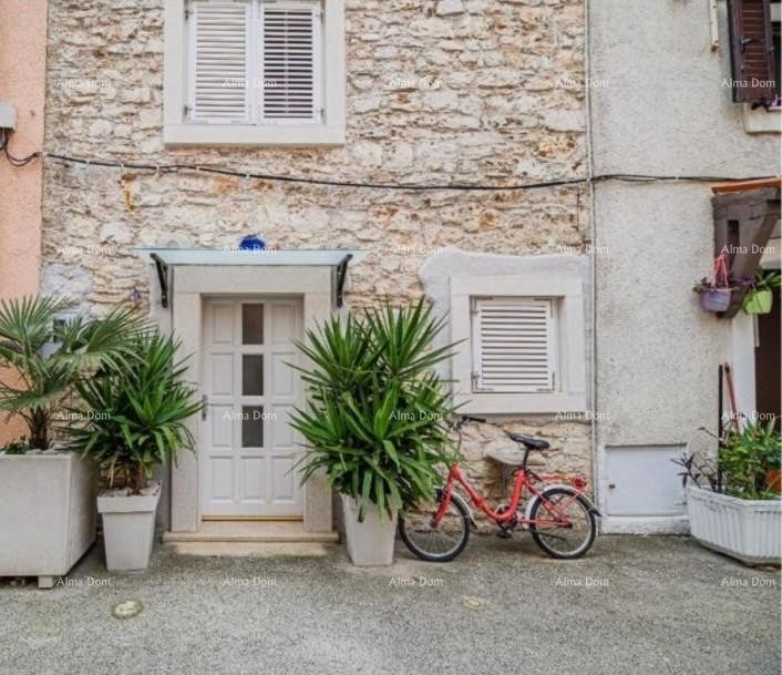 Prodaja - Kuća u centru, samo 50 m udaljena od mora, Umag! 1