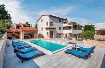 Premantura, samostoječa hiša s 5 spalnic. Bližina morja.