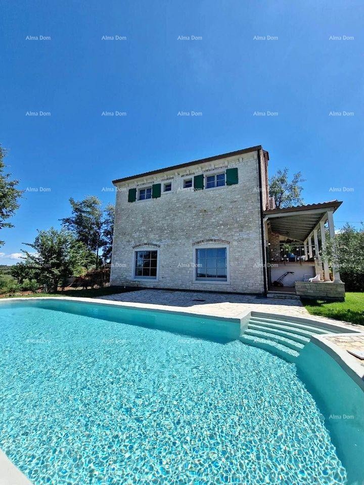 È in vendita un'esclusiva villa con piscina a Visinada 1