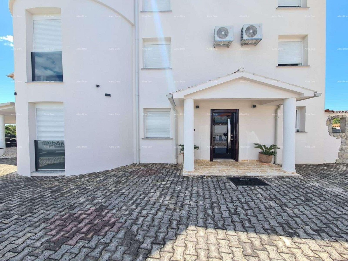 Na prodaju hiša s bazenom – Valtura 4