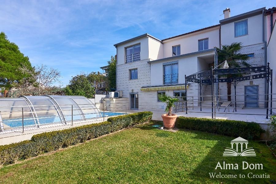 Prima filla-villa con garage e la piscina 1