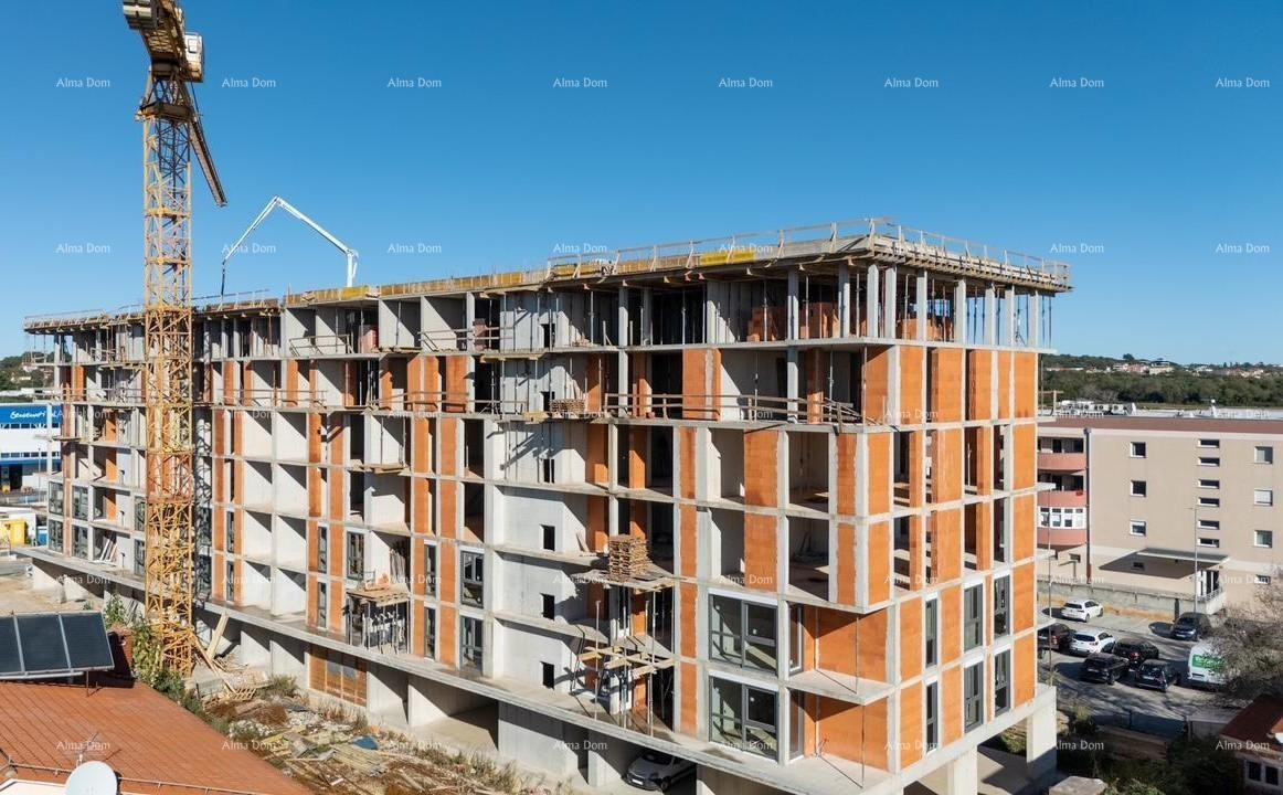 Pula! Višestambena, moderna zgrada s liftom, blizu centra. Stan s parkirnim mjestom i spremištem. S77 9