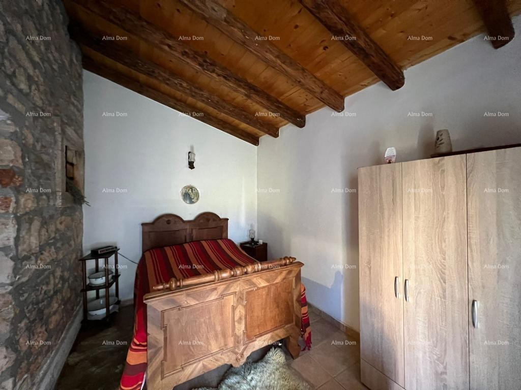 Красивый каменный дом примерно в десяти километрах от центра Пореча. 8