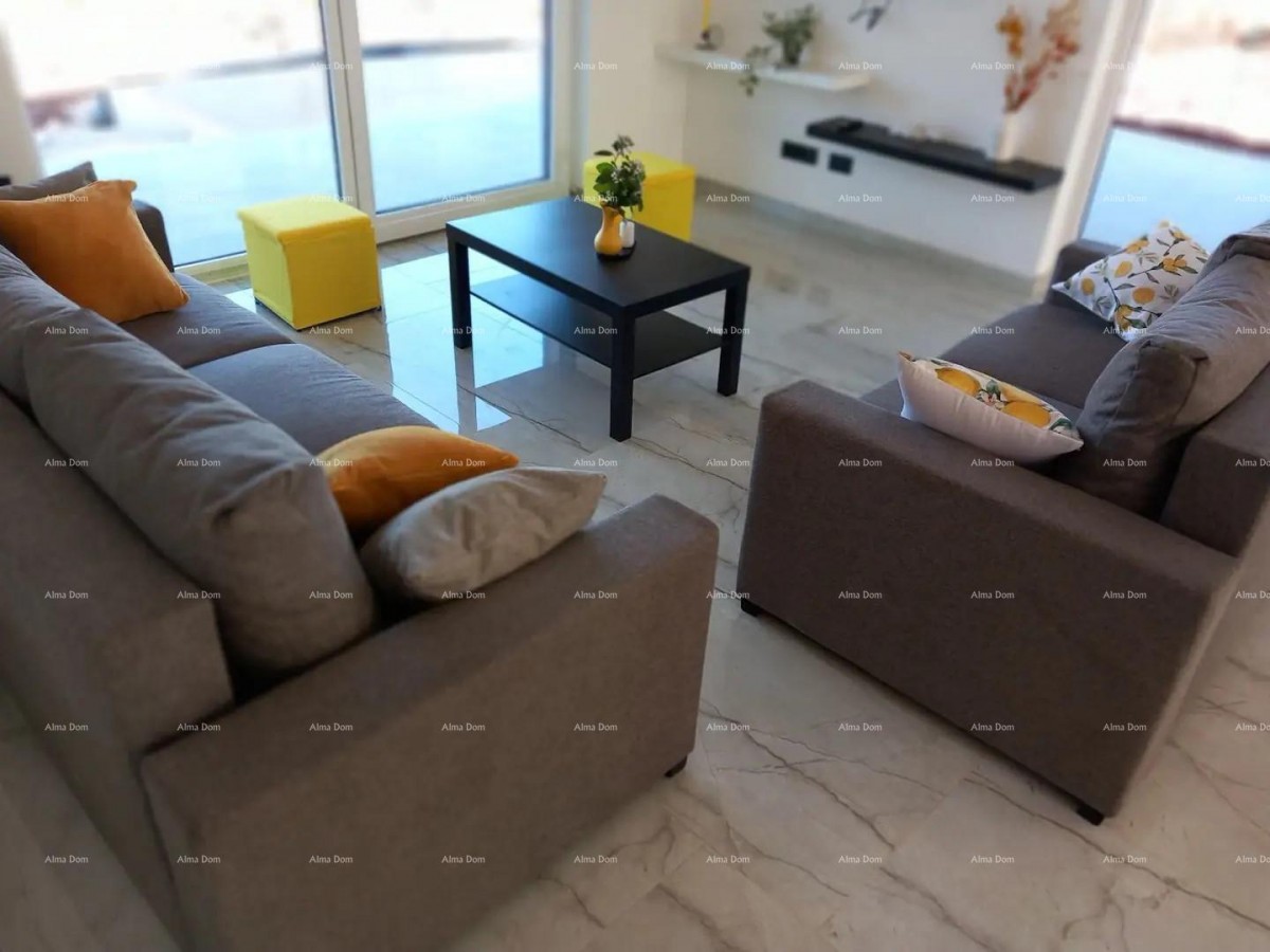 V okolici Marčane je naprodaj enonadstropna hiša z bazenom 12