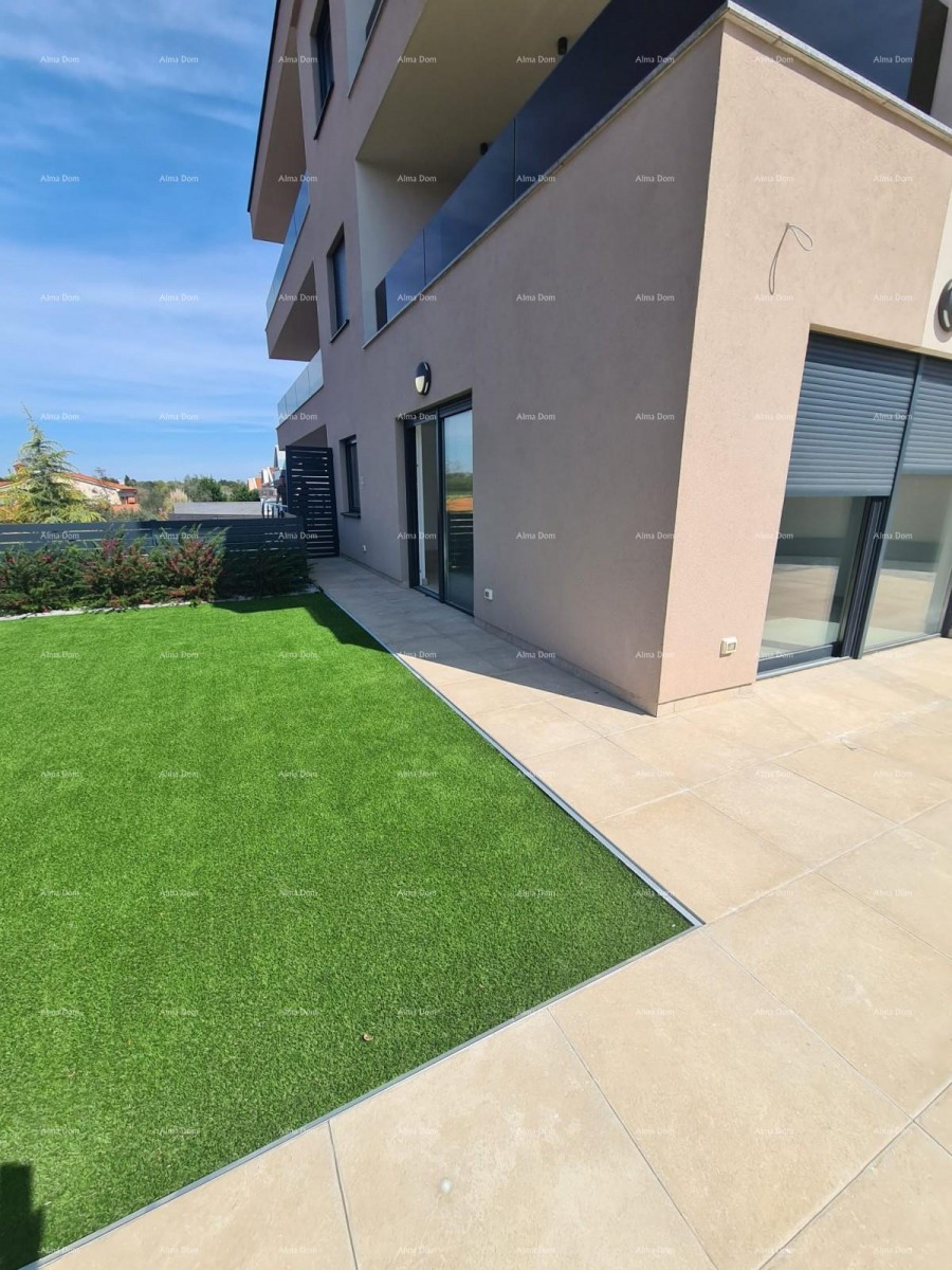 Современный оазис с бассейном и собственным садом в Банйолах 33