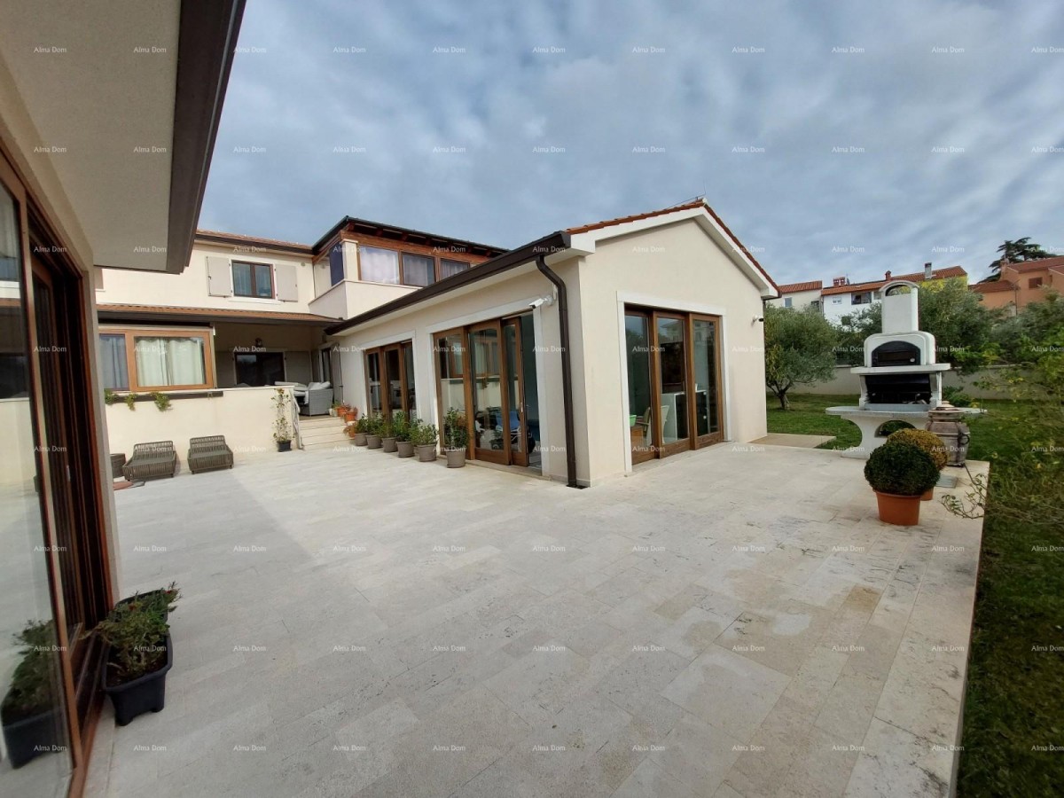 Moderna hiša z dvema apartmajema, notranjim bazenom in velikim dvoriščem 12