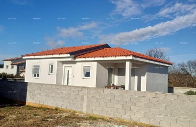 PULA! IN VENDITA UNA  CASA – POSIZIONE TRANQUILLA.