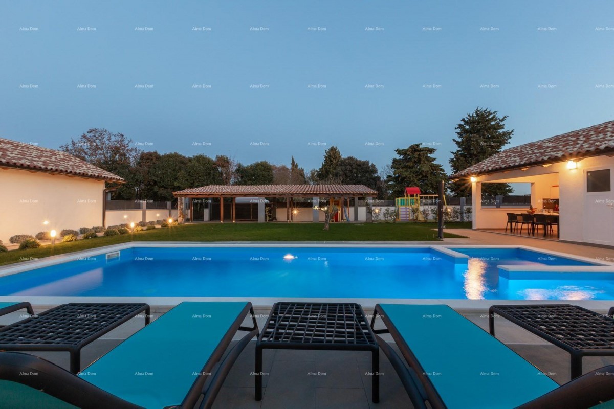 Prostrana kuća s četiri sobe u Puli, Šikići , blizu centra i mora 2