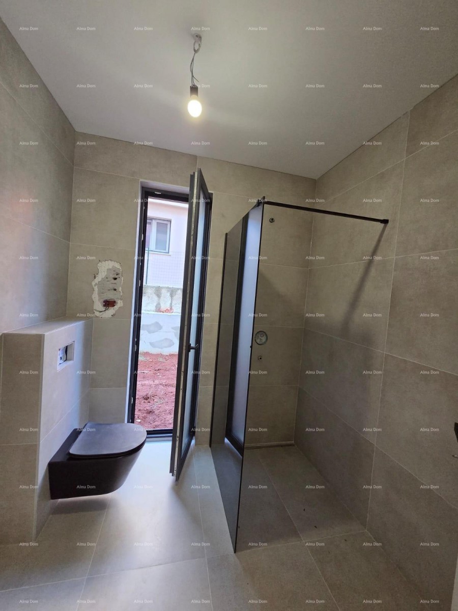 Dvosoban stan s velikim vrtom 100 metara do rive. 31