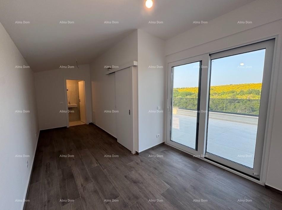 Luksuzan dvoetažni stan s pogledom na more i prostranom terasom u Zambratiji 12