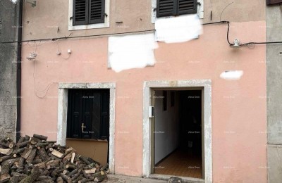 Prodamo hišo z dvoriščem v neposredni bližini centra, Buje!