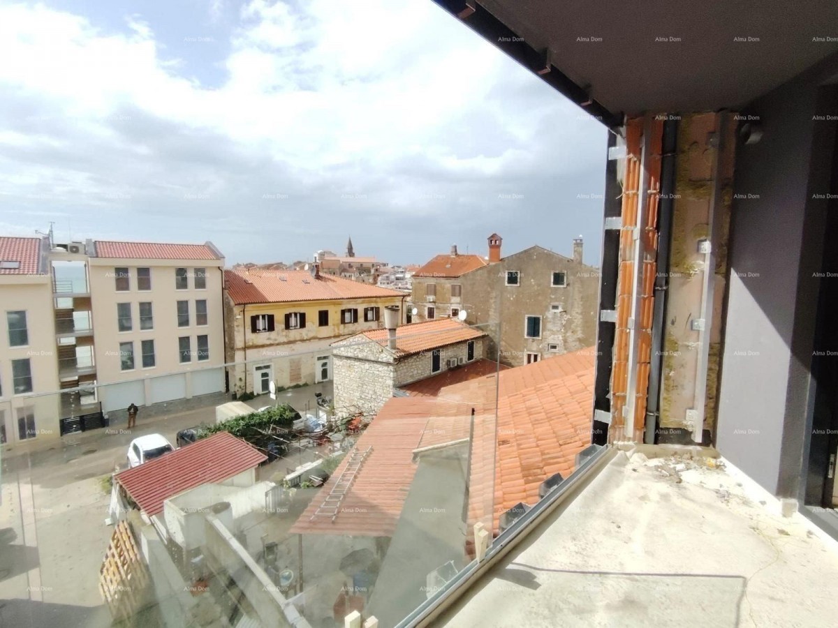 Prodaja stanova u stambeno-poslovnoj zgradi sa pogledom na more, centar Umaga! / S9a 10