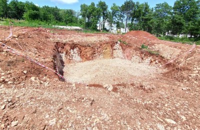 Raša, Na prodaj je građevinsko zemljište s građevinskom dozvolom, površine 554 m²