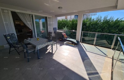 Перой!  Квартира со двором!