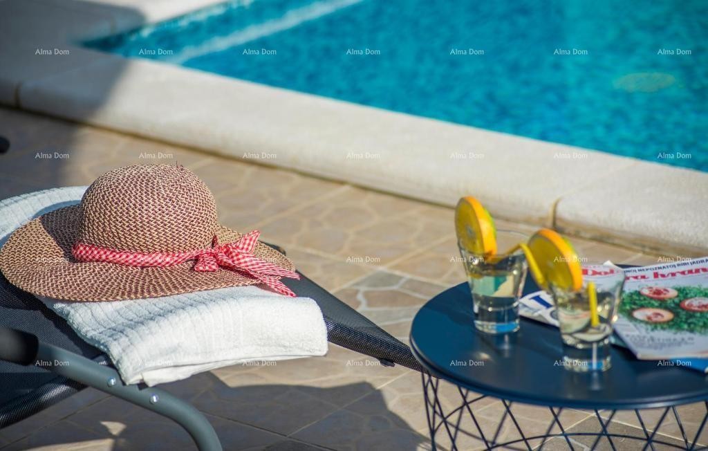 Počitniška hiša z bazenom in velikim vrtom 7