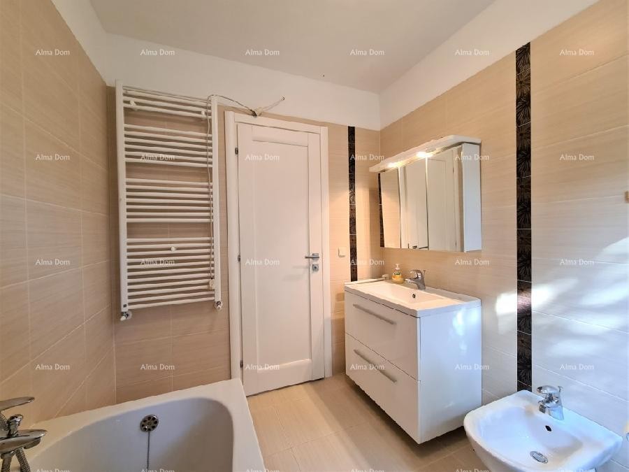 Ližnjan u prodaji  jedna velika i jedna mala kuća. 8