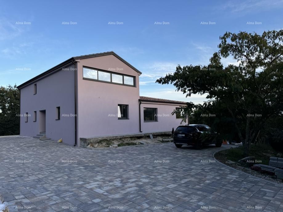 Na prodajo je čudovita nepremičnina, obdana z gozdovi in vinogradi, s pogledom na Gračišće in Učko! 1
