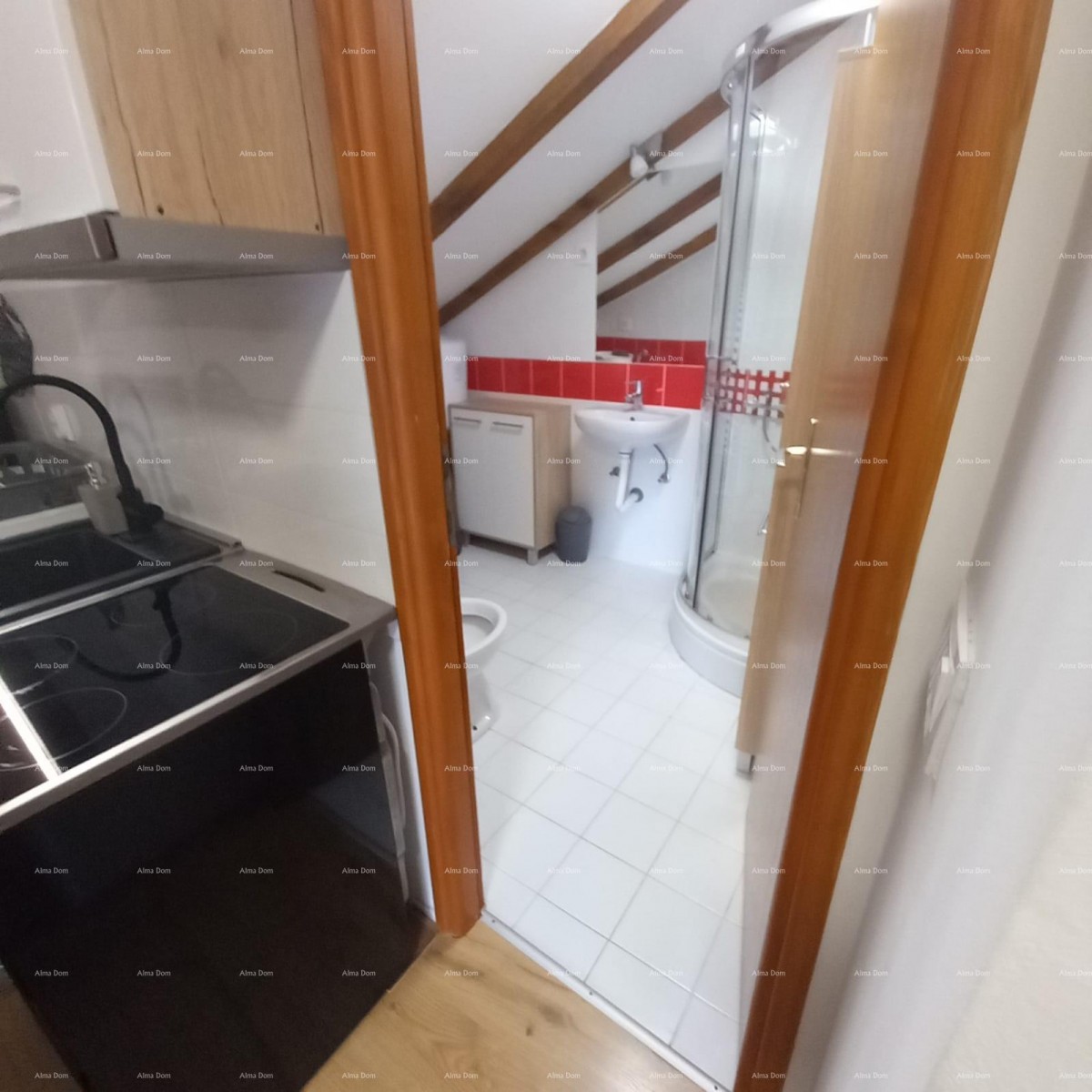 Pješčana Uvala, 200 meters from the beach and sea, a charming house with three apartments. 29