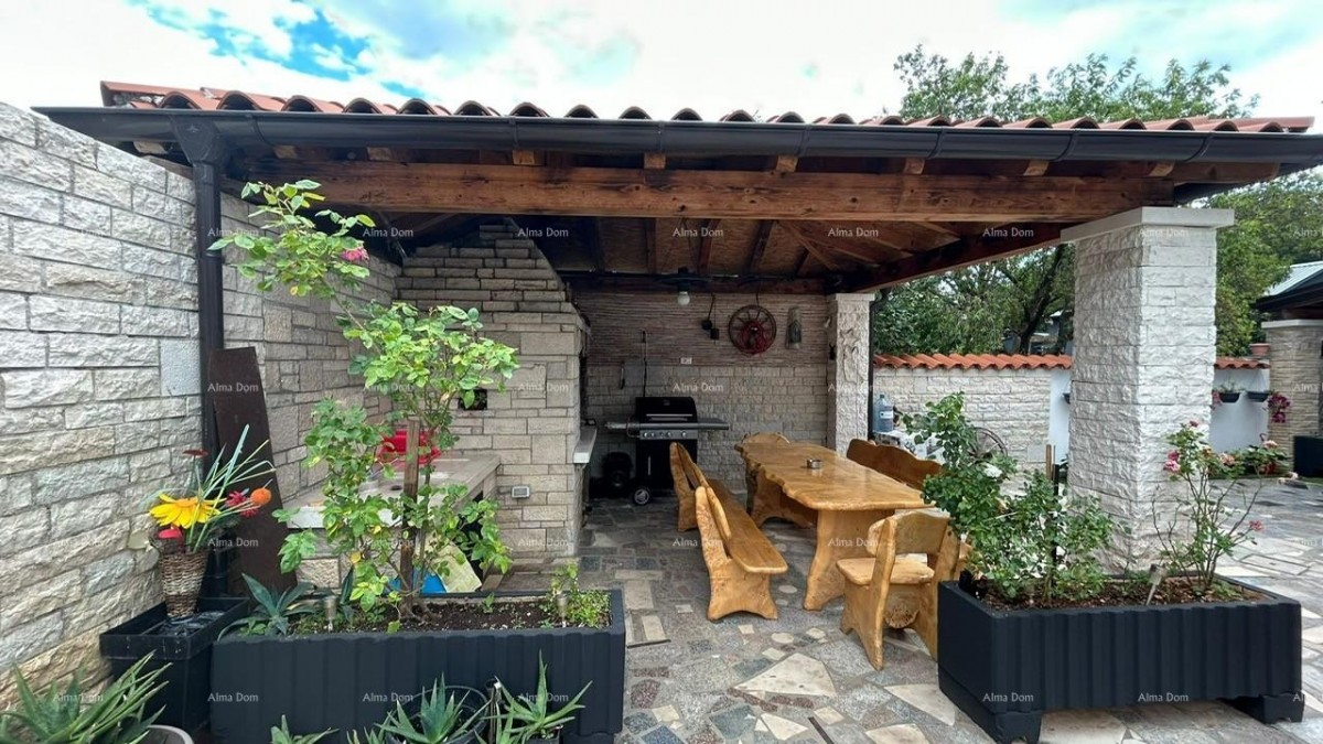 Prodajemo kuću sa više apartmana i bazenom. Pula Veli vrh. 4