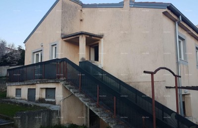 Pulj! Hiša z dvema apartmajema in velikim vrtom.