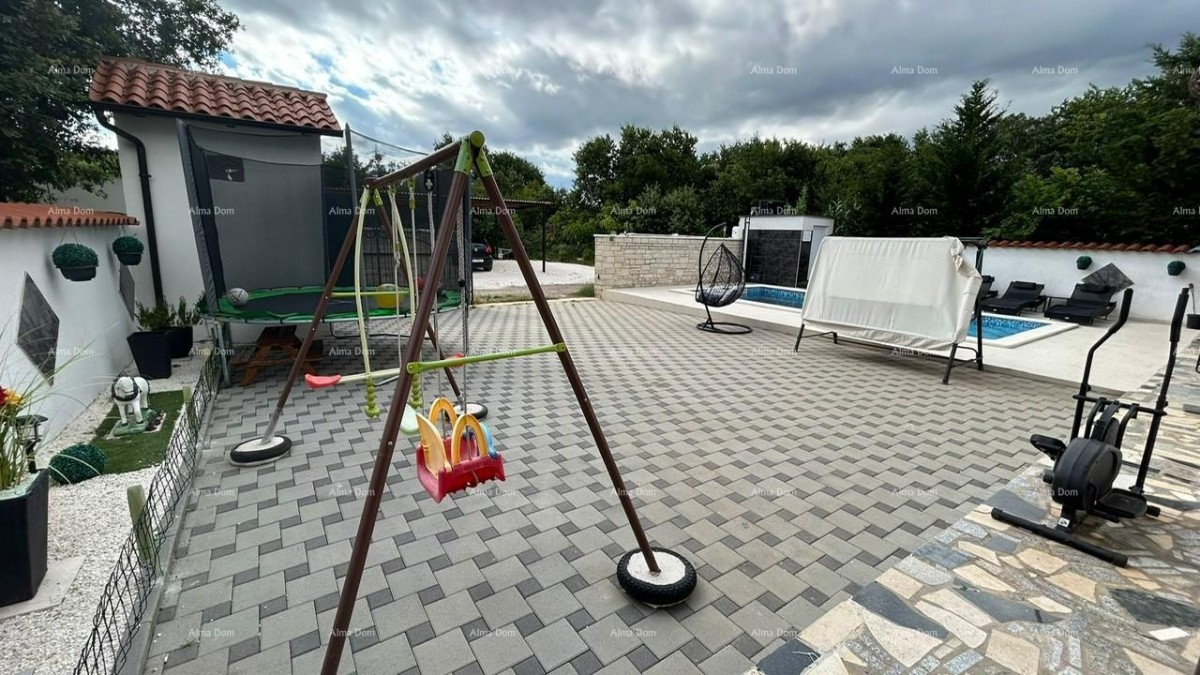 Prodajemo kuću sa više apartmana i bazenom. Pula Veli vrh. 7