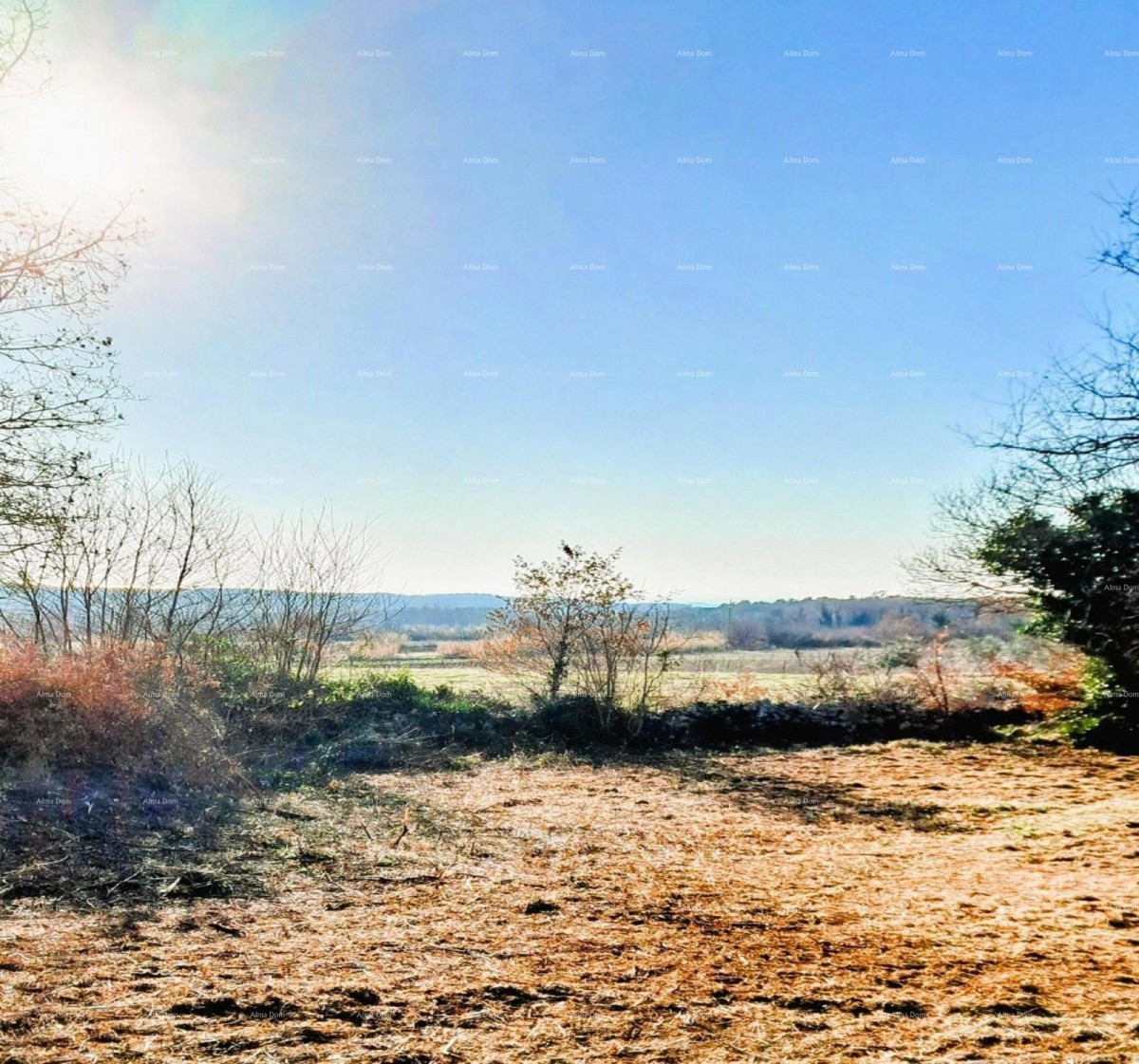 Gađevinsko zemljište 3.500 m² U  malom selu  blizina Višnjana prema selu Bačva. 3
