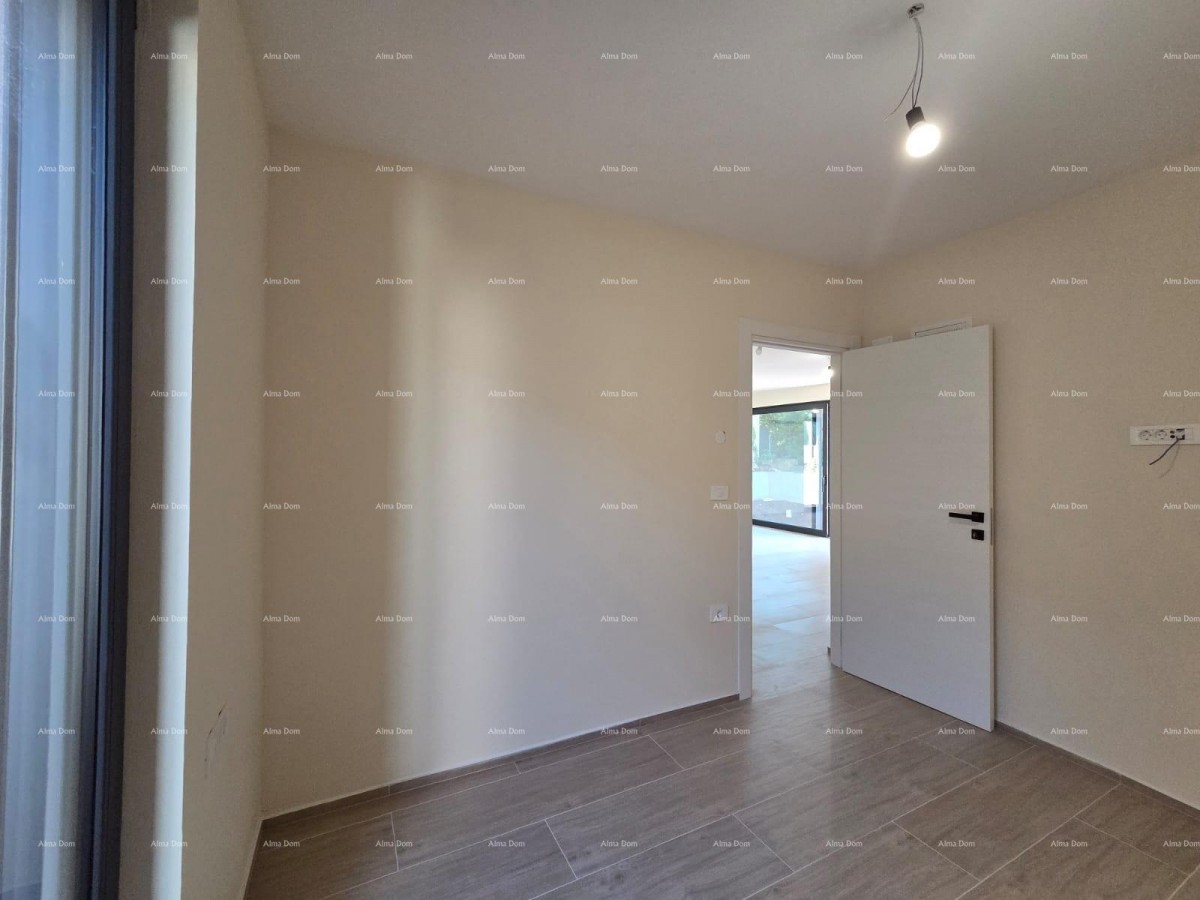 Dvosoban stan s velikim vrtom 100 metara do rive. 23