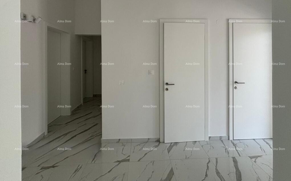 Продажа - большая квартира с двумя отдельными жилыми единицами и частным бассейном и двором, Умаг! 3