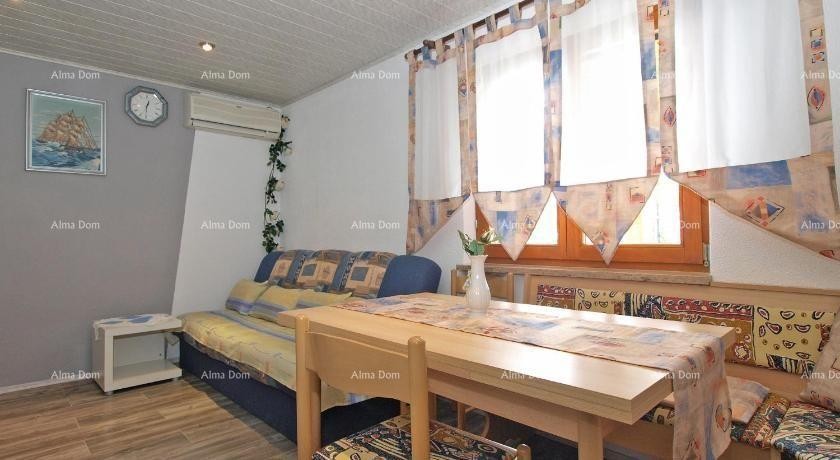 KUĆA SA TRI  APARTMANA,  MEDULIN 8