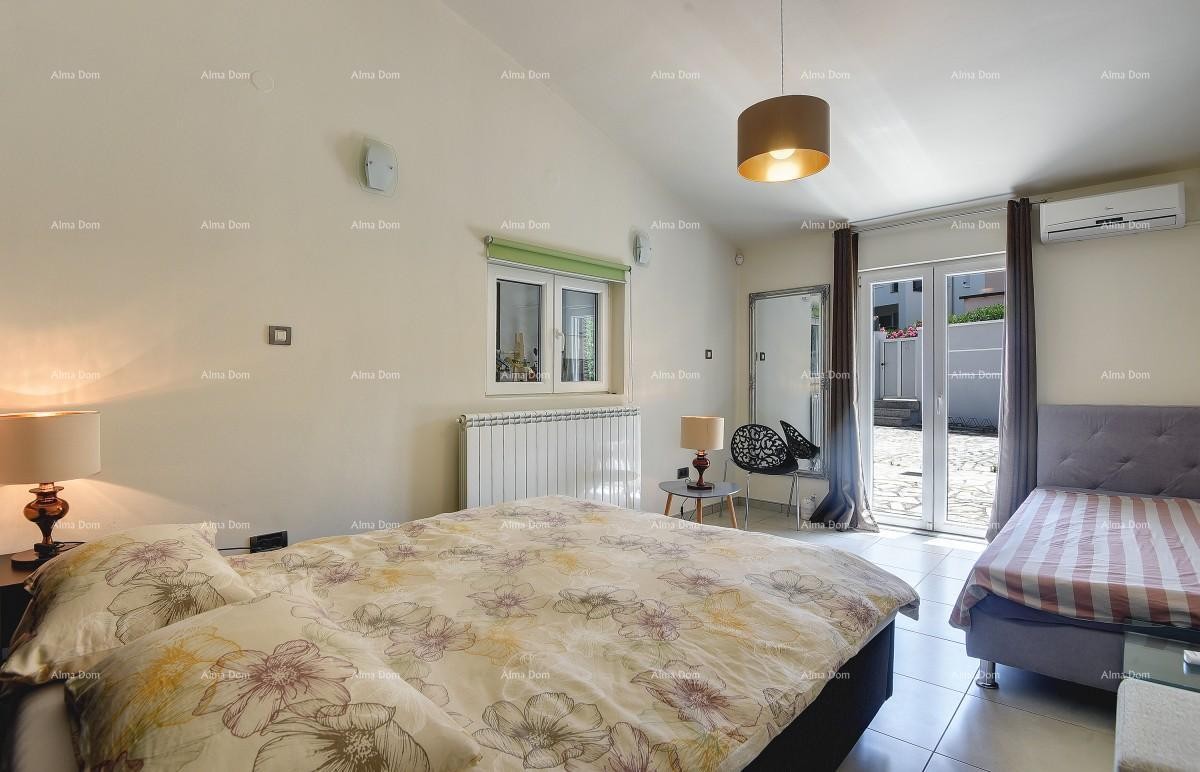 Prvi red do morja in plaže – hiša s bazenom in veliko okužnico, Pješčana Uvala! 22