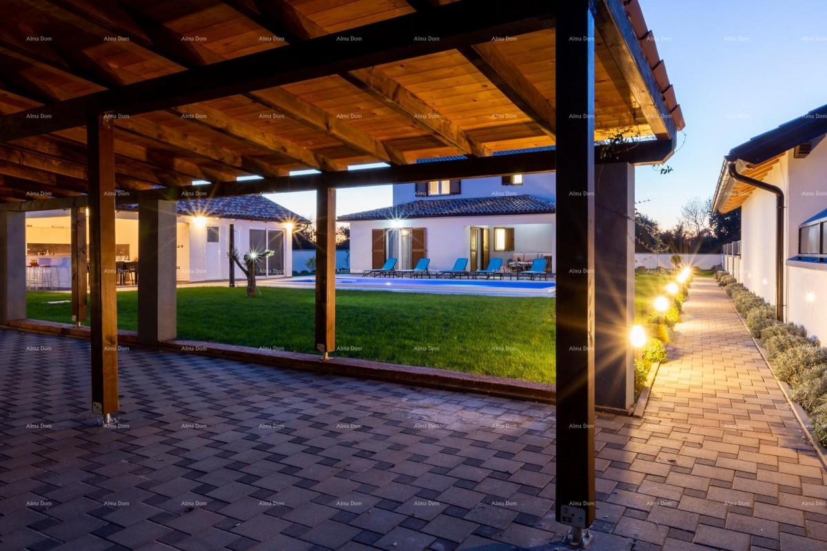 Detached house in Pula.  8 km.   Šikići. 6
