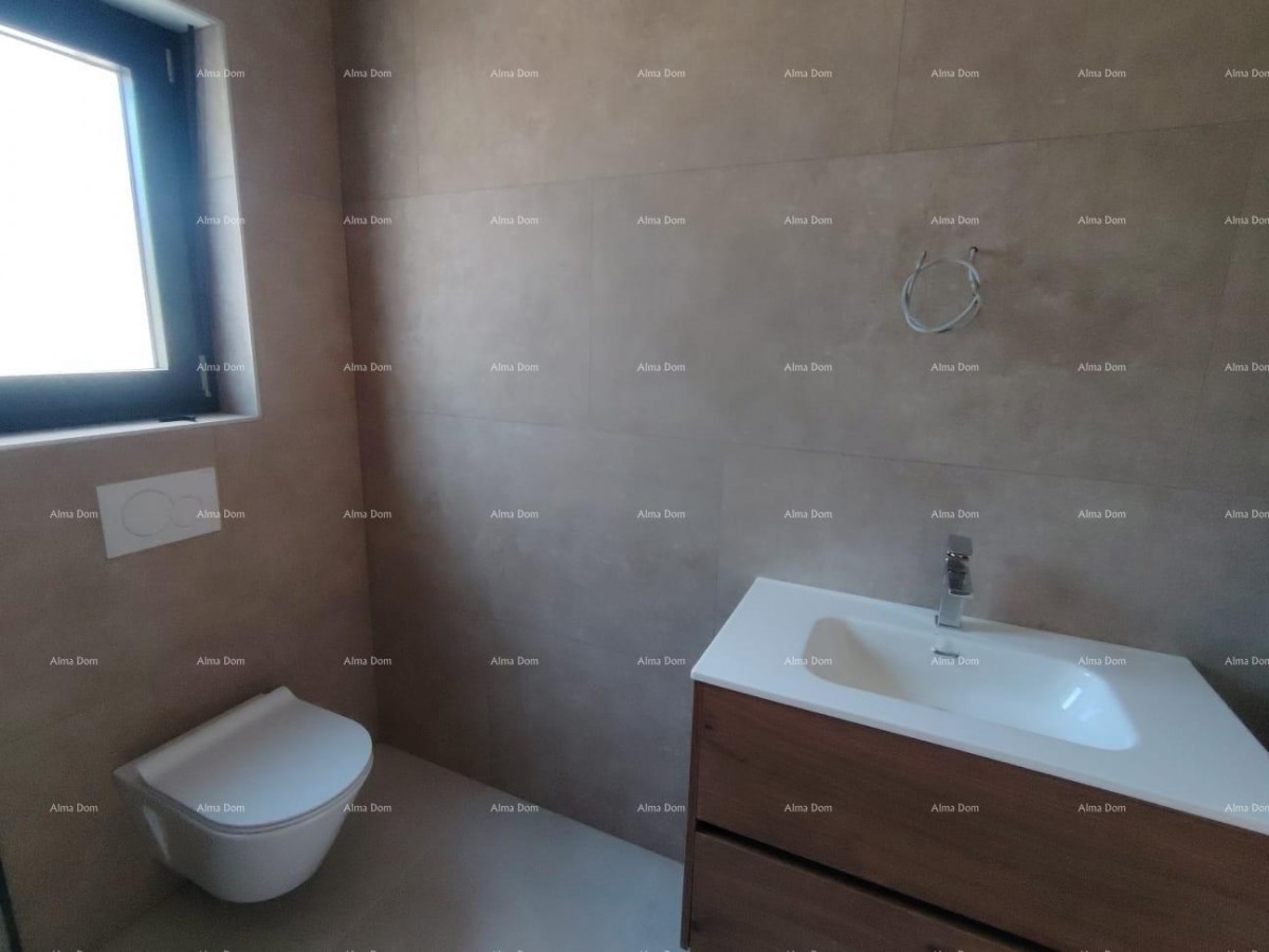 Moderni stan u novogradnji, USJELJIV, 500 m od mora translates to Italian as: 13