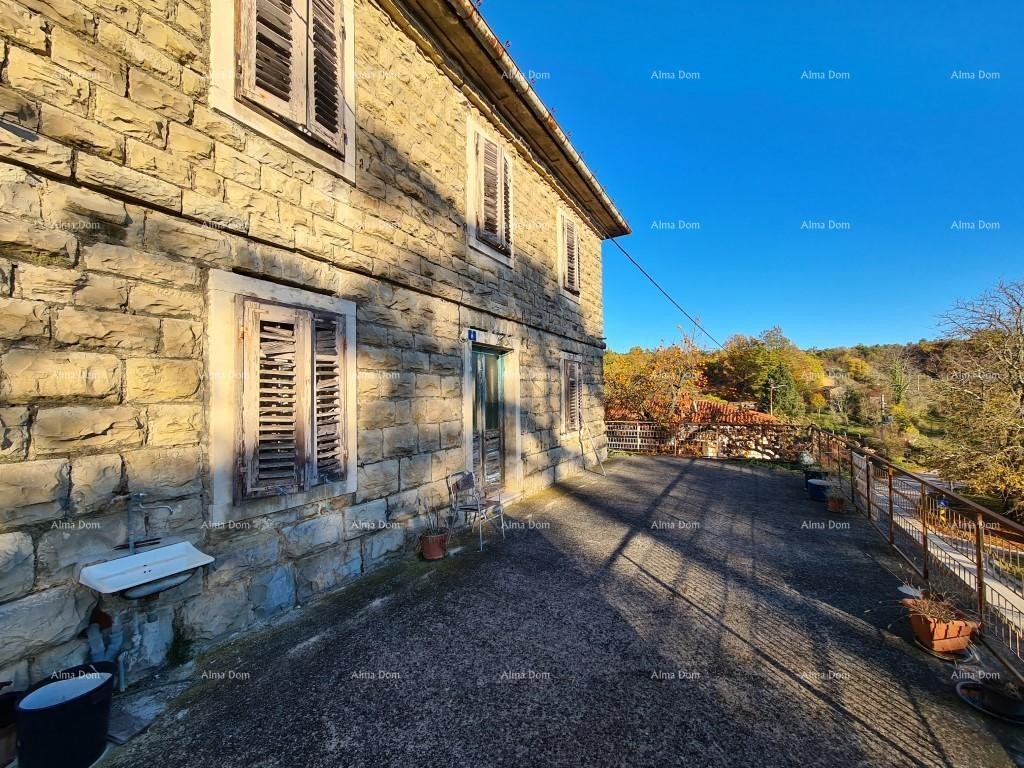 We are selling an old Istrian stone house with a view of Grožnjan. 1