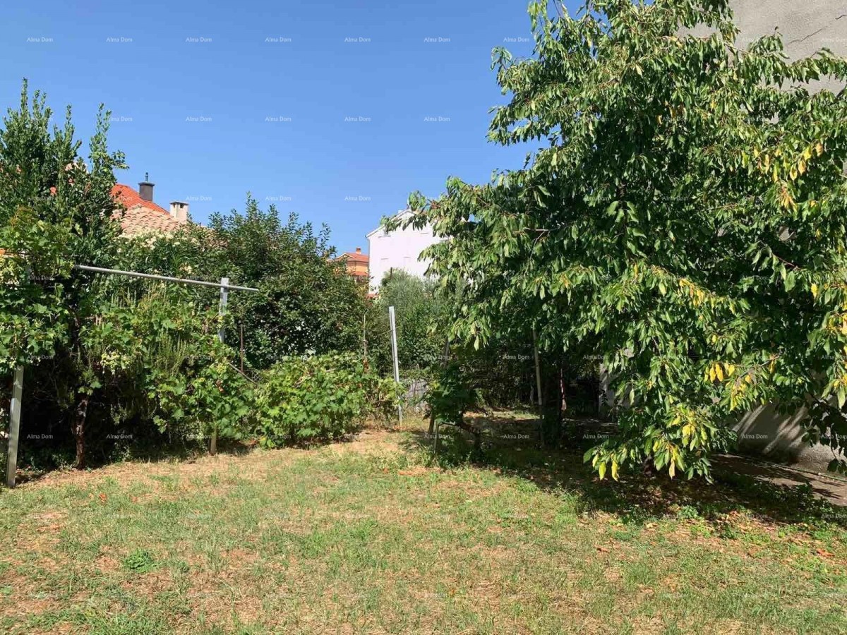 A detached house for renovation in the center of Rovinj is for sale 10