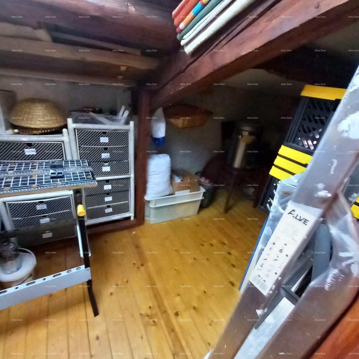 Casa spaziosa a Marčana con tre piani e giardino in vendita. 24