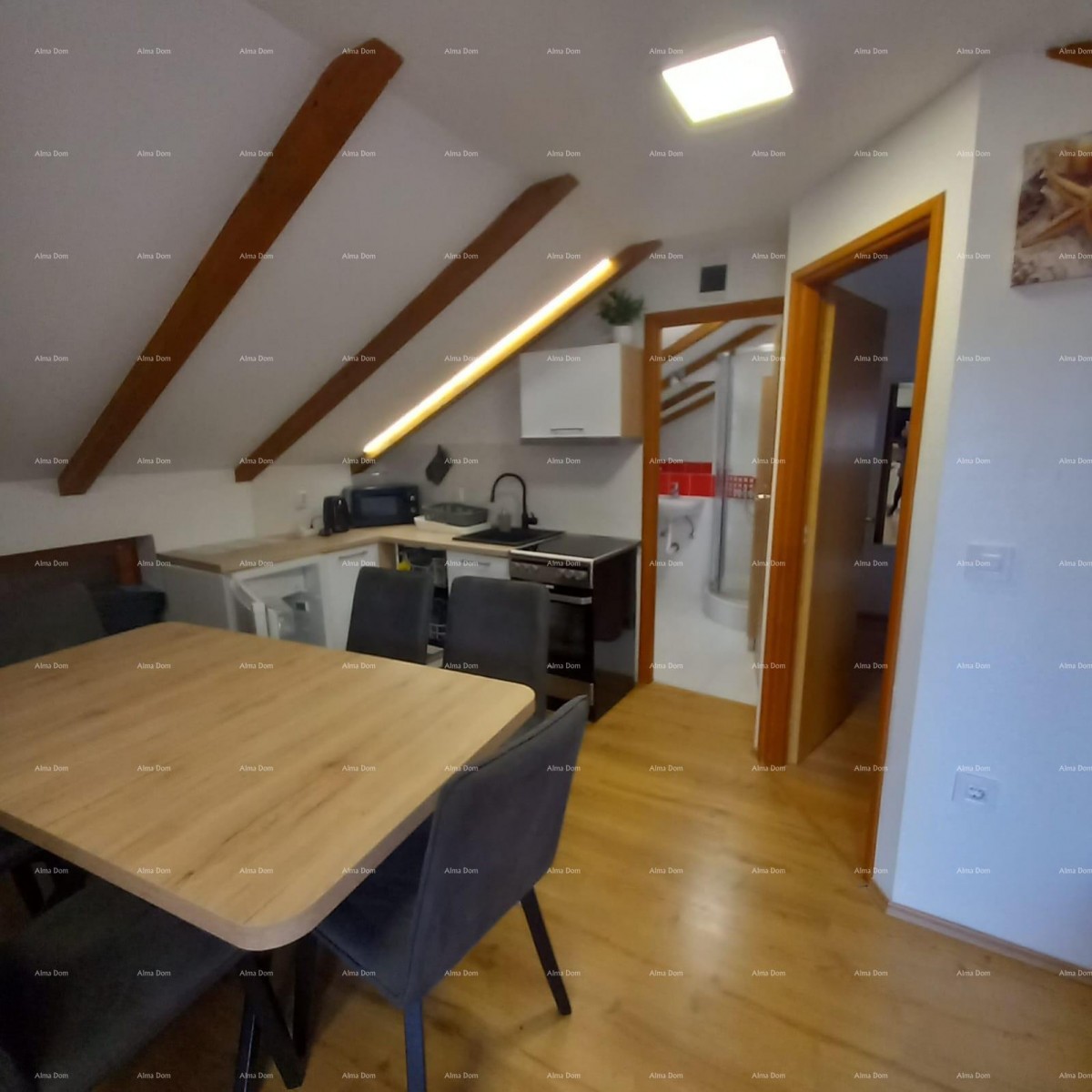 Pješčana Uvala, 200 meters from the beach and sea, a charming house with three apartments. 26