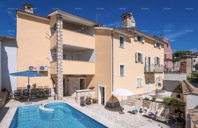 Una bellissima villa con piscina a Dignano è in vendita