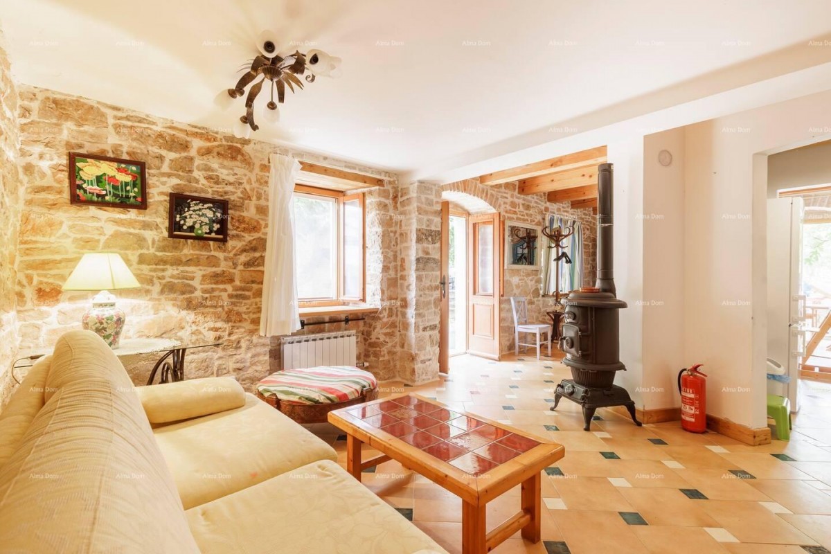 Marčana,  два каменных дома с бассейном. 19