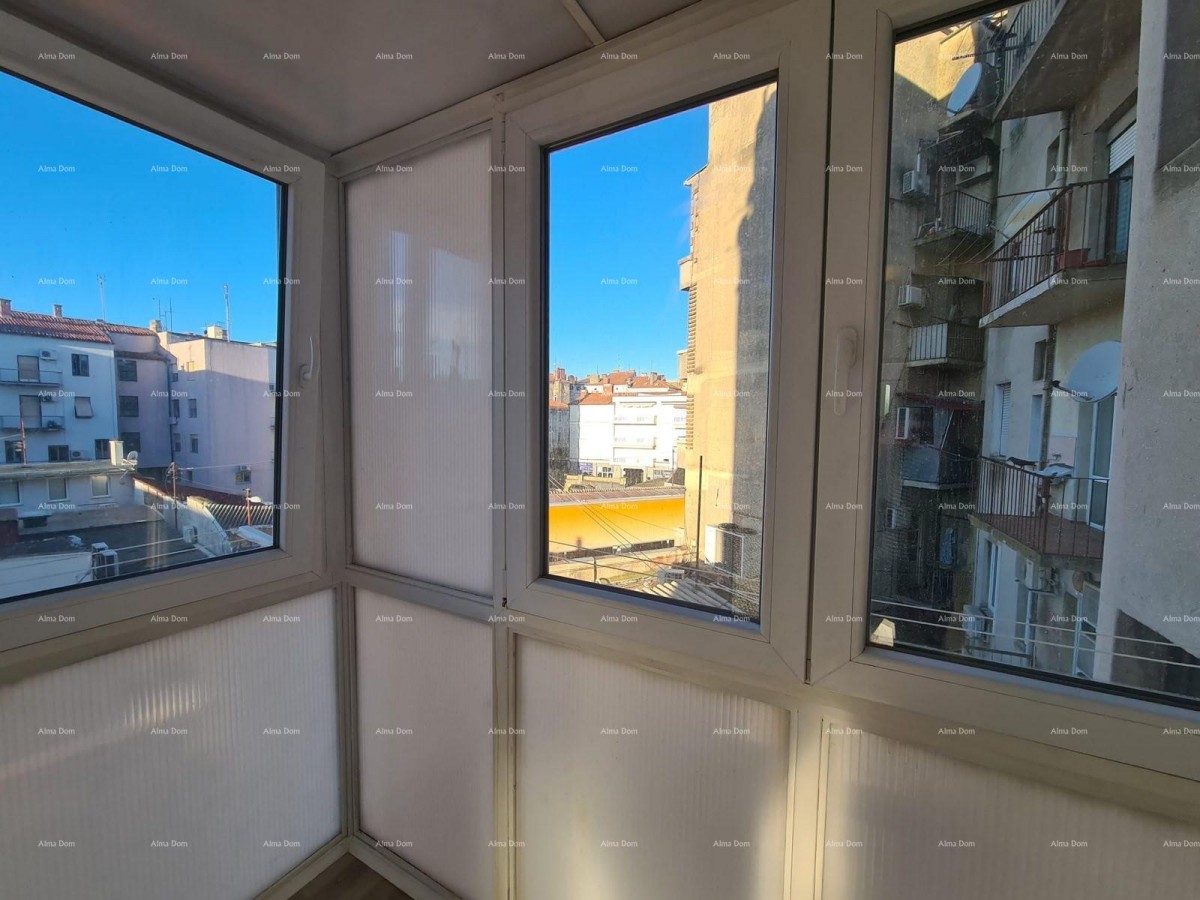 Pula – renoviran dvosobni stan u centru, 72,83 m². Stan se nalazi na glavnoj  tržnici. 1