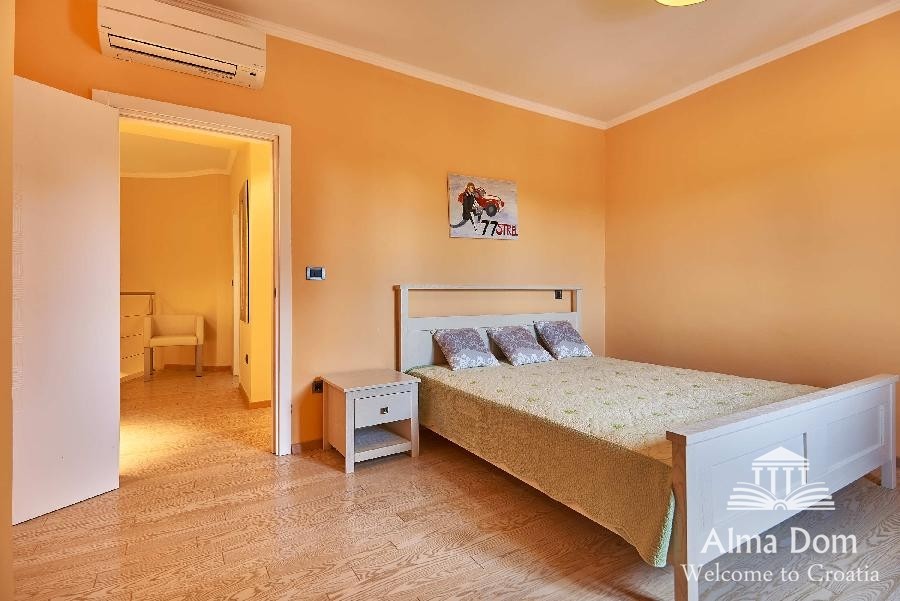 Prima filla-villa con garage e la piscina 10