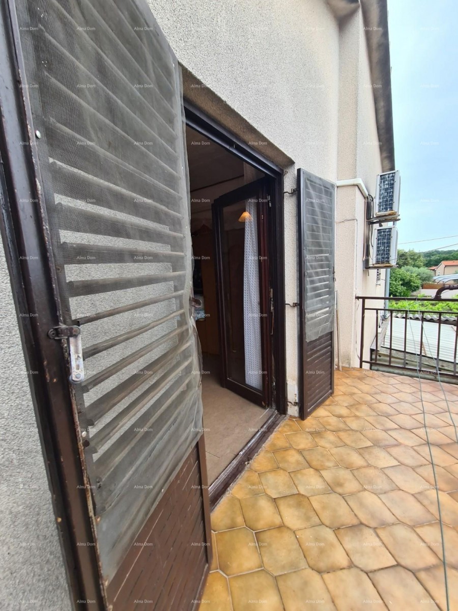 Prodamo hišo z velikim dvoriščem, Jadreški 1