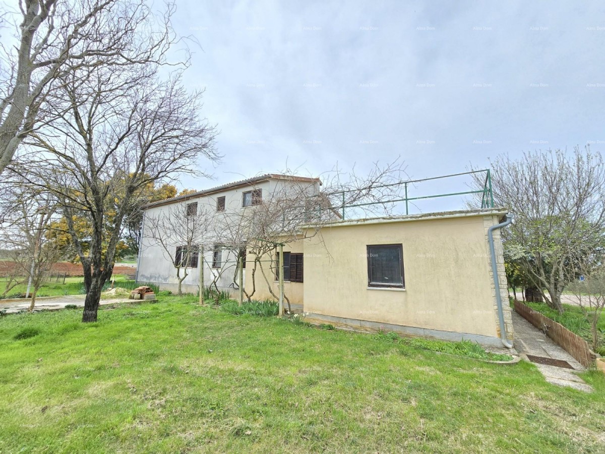 Prostrana hiša blizu Pule! Dva stanovanja - 2500 m² zemljišča! 13