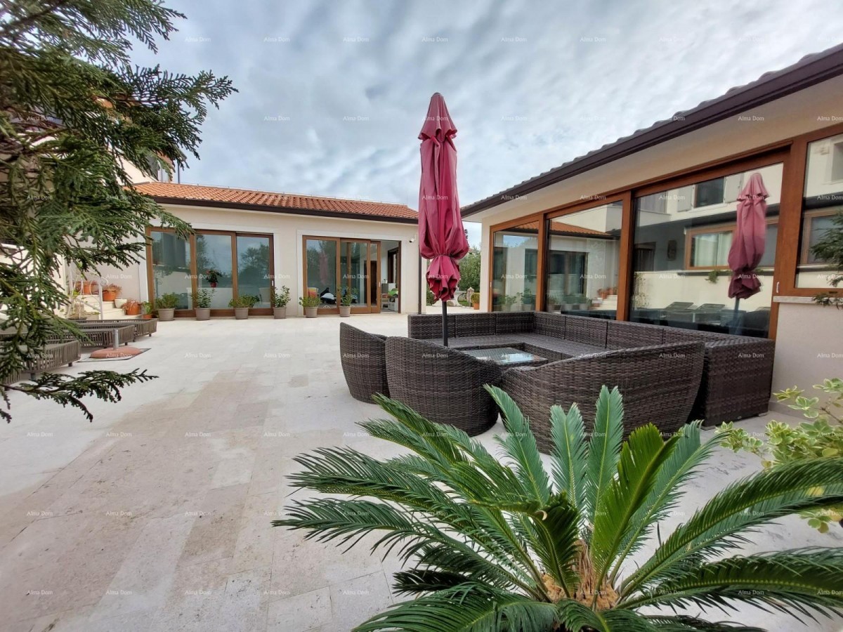 Moderna hiša z dvema apartmajema, notranjim bazenom in velikim dvoriščem 8