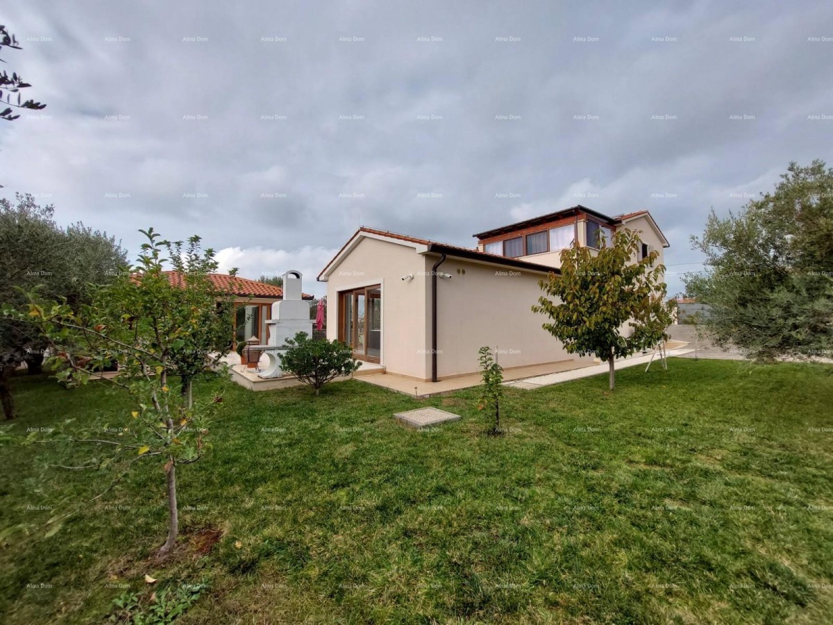 Moderna hiša z dvema apartmajema, notranjim bazenom in velikim dvoriščem 4