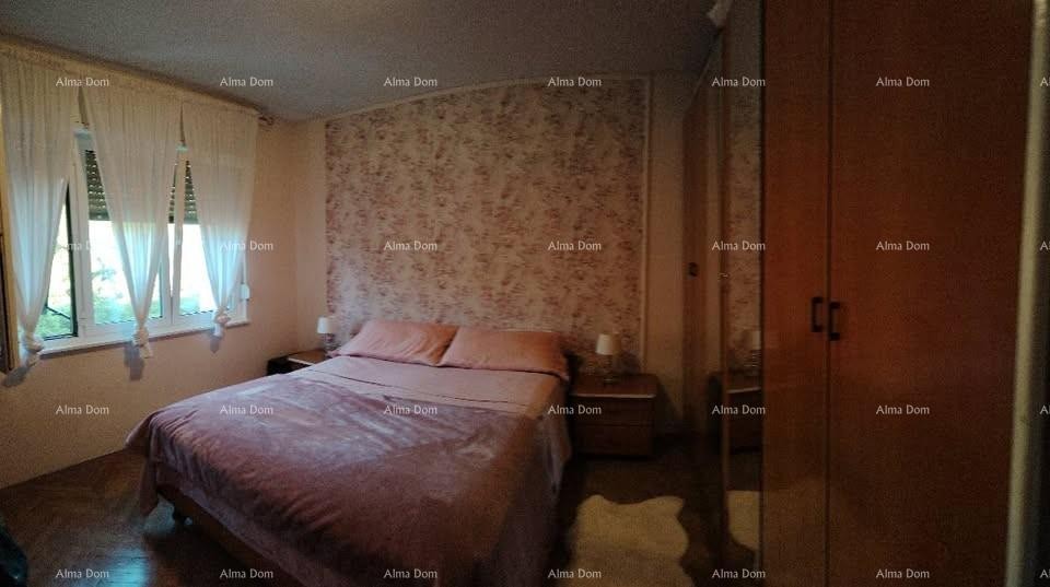 Prodaje se prostrani stan od 96 m² u Puli 8