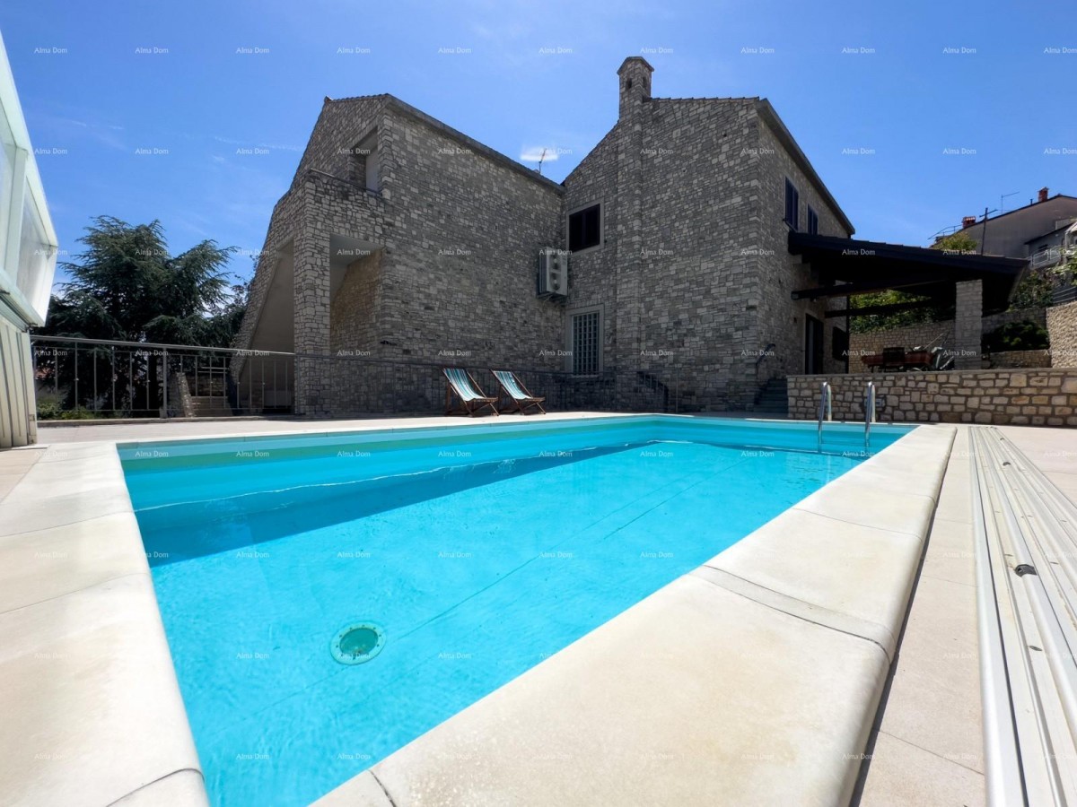 Beautiful house with a pool in Pula, ideal for a family or investment. 10