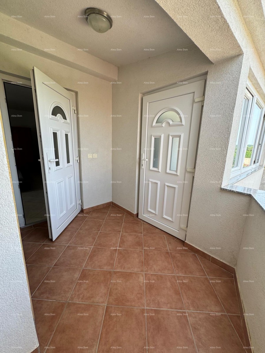House with a small auxiliary detached room. Medulin. 11